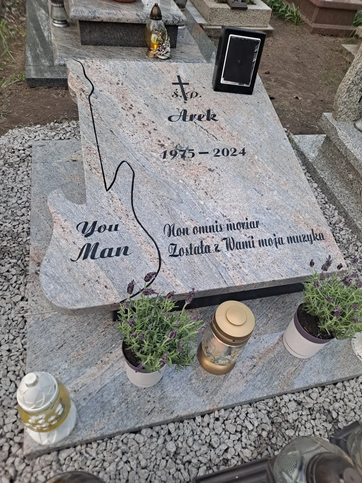 Nagrobek z kształtem gitary