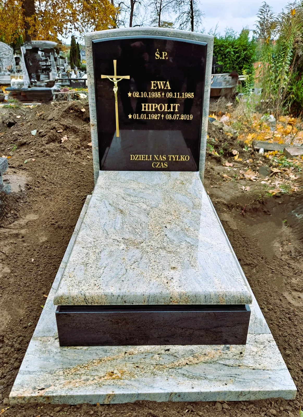 Nagrobek w barwach jesieni