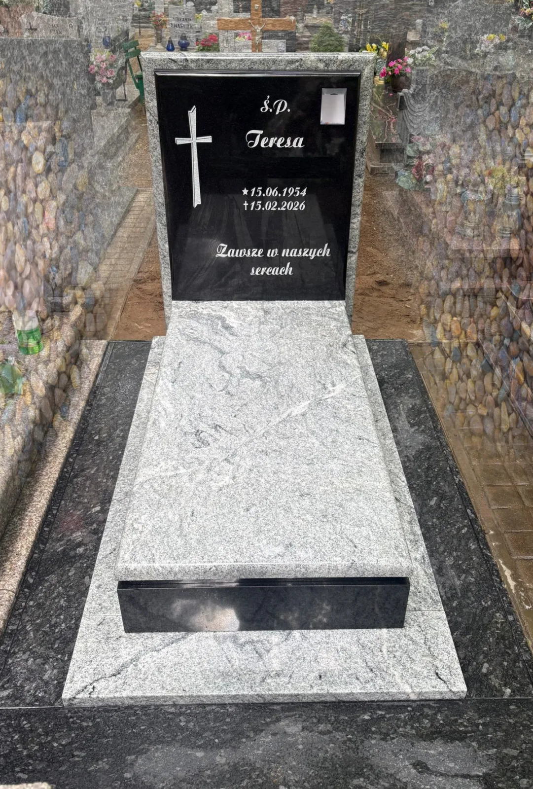Nagrobek w barwach bieli i czerni