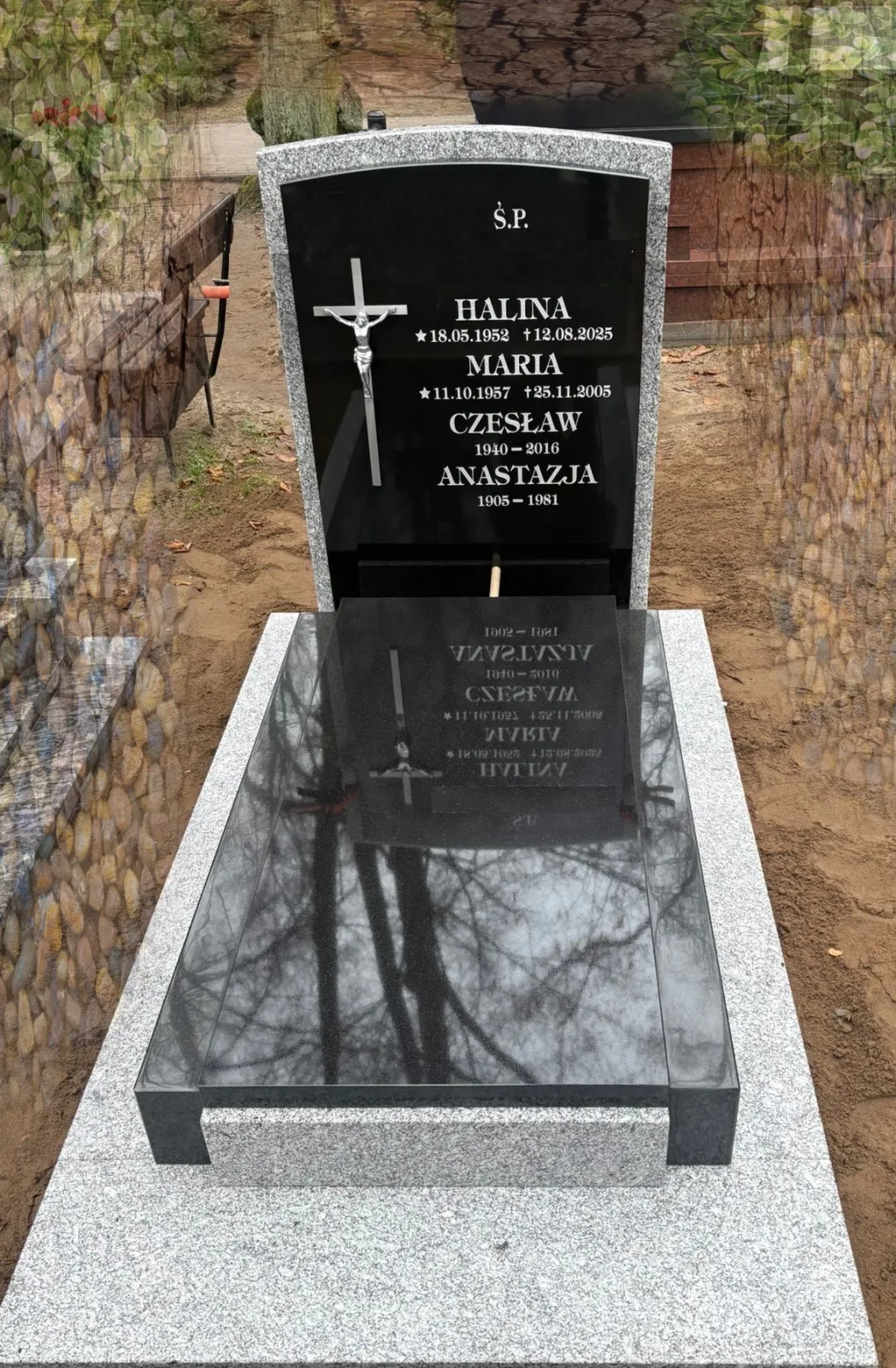 Nagrobek z czarnymi belkami.